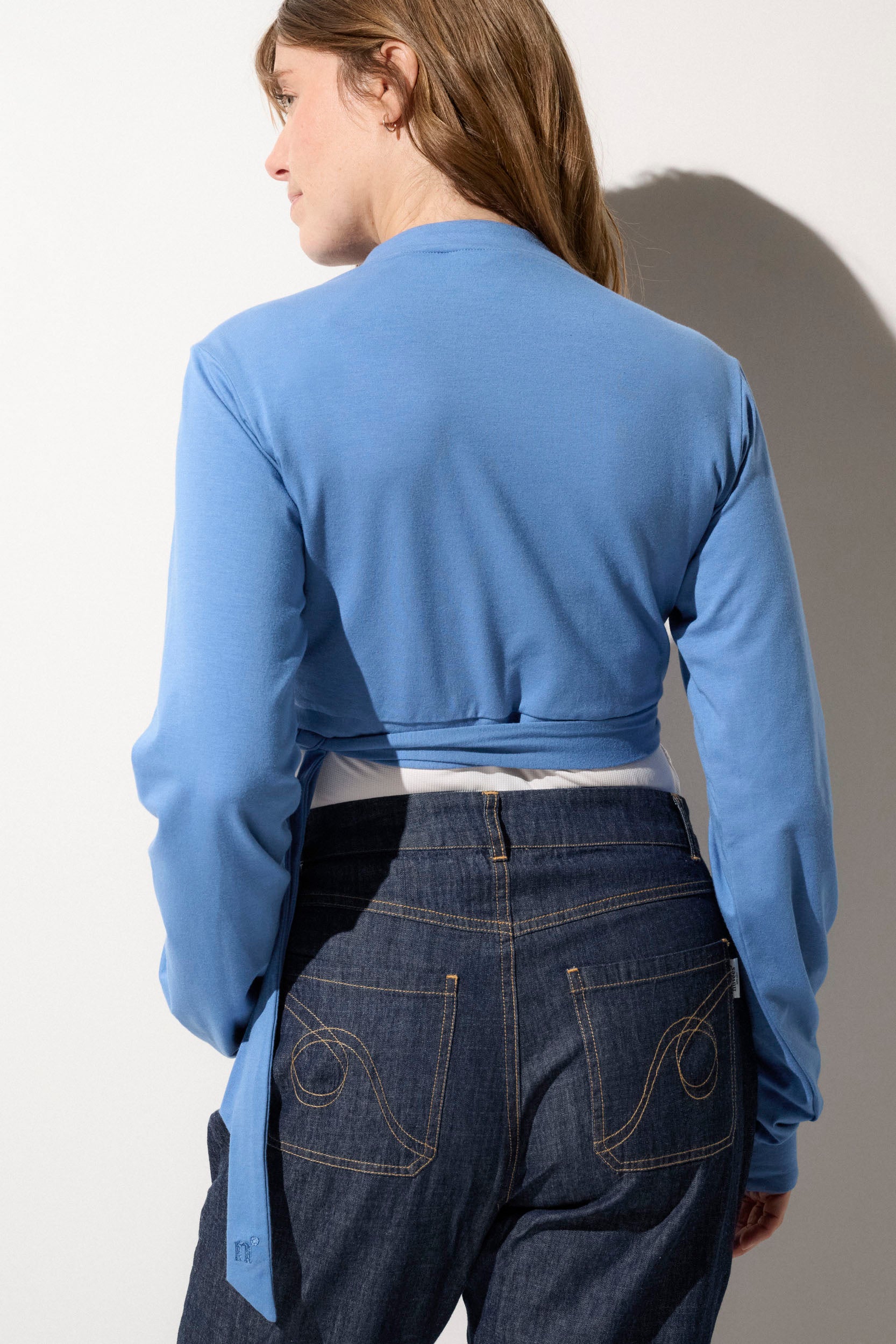 Shrug anti-UV léger bleu UPF50+ pour femme, élégant et confortable, idéal pour se protéger du soleil.