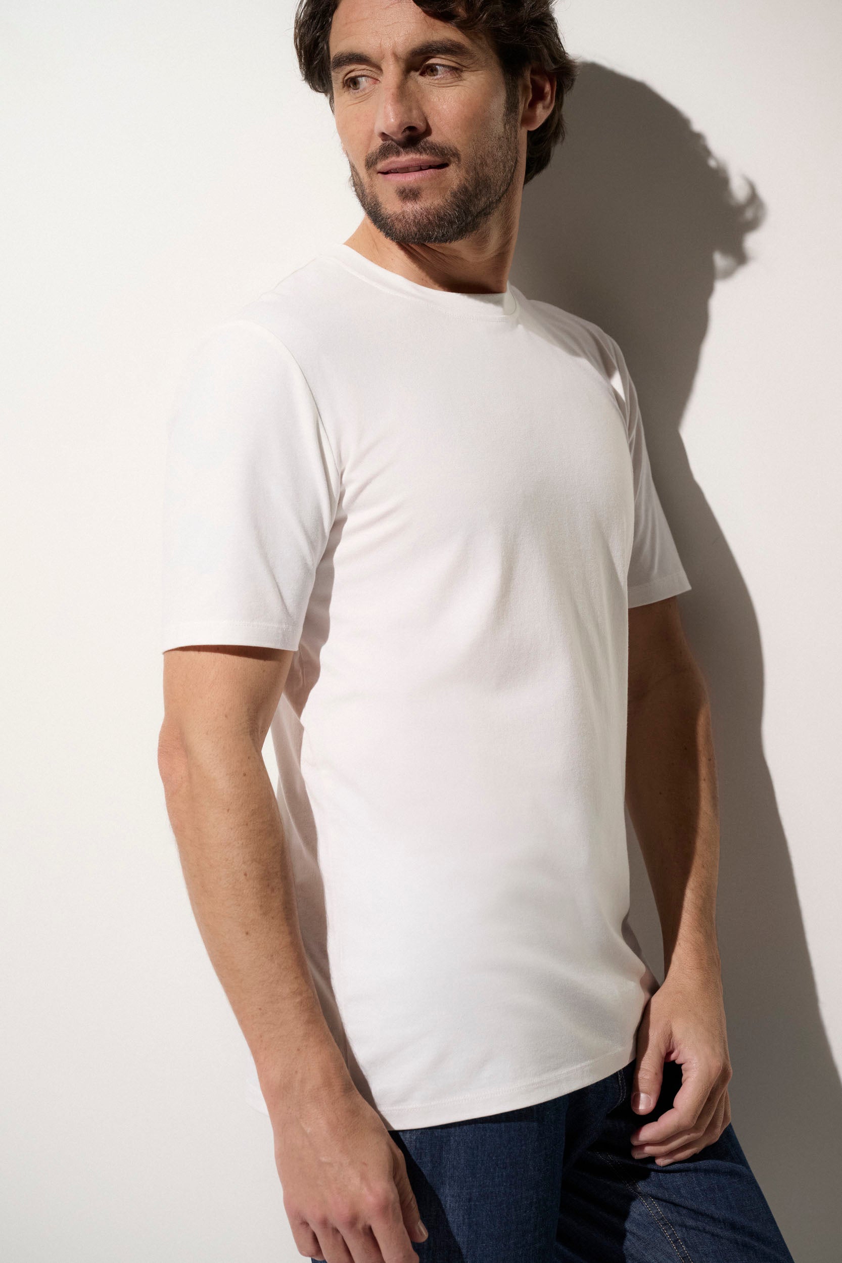 T-shirt anti-UV blanc pour homme, léger et respirant, UPF 50+, idéal pour une journée ensoleillée.