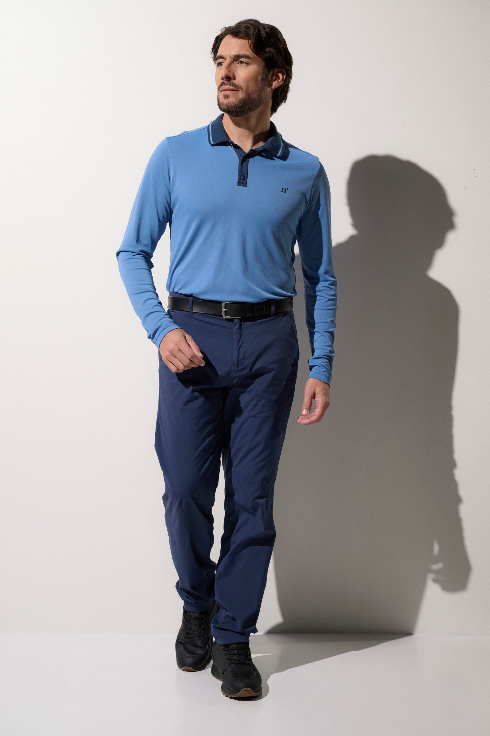 Polo anti-UV bleu pour homme, léger et respirant, idéal pour le golf, offrant protection solaire UPF50+.