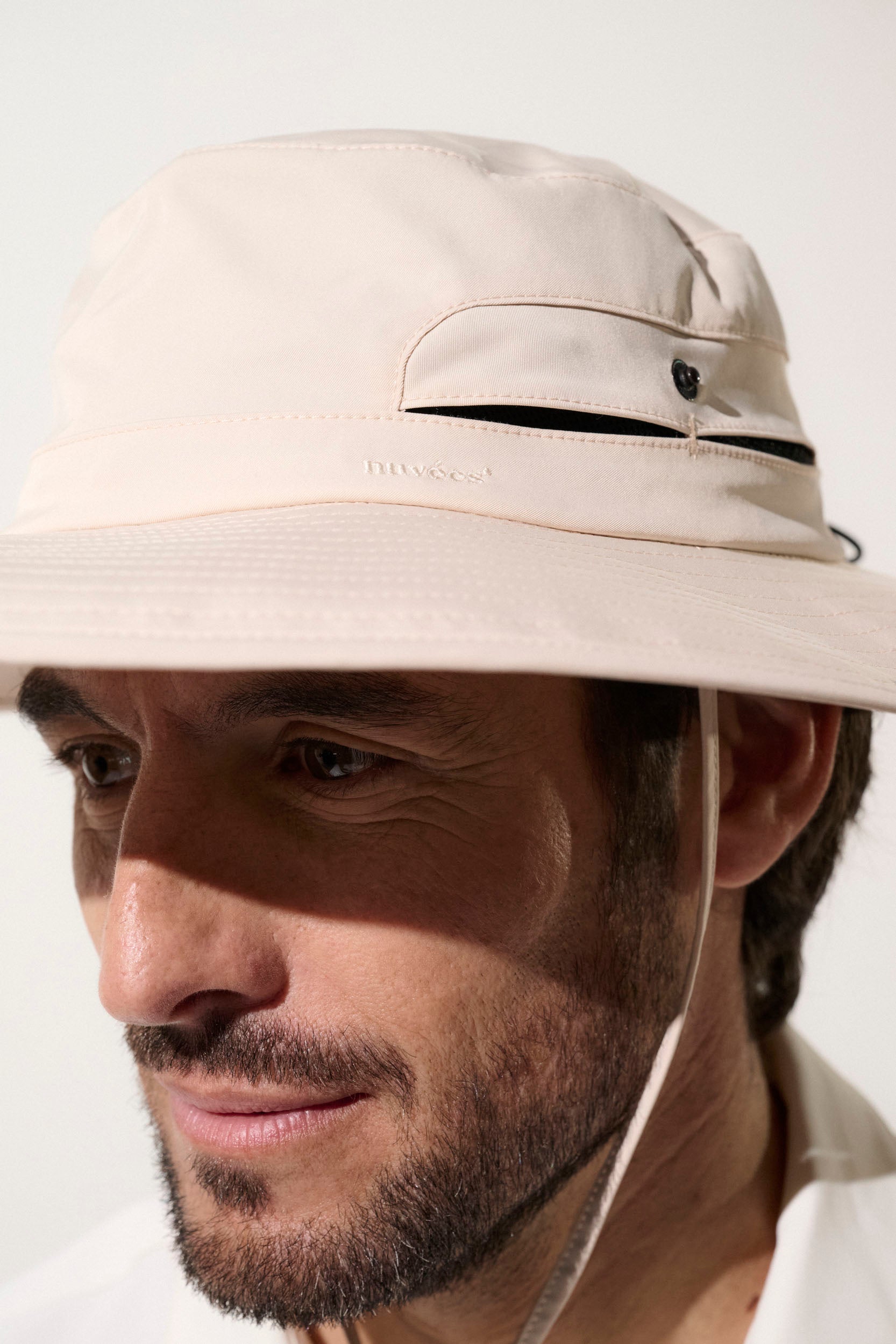 Chapeau anti-UV beige UPF50+ pour homme, idéal pour randonnées en plein air et protection solaire.