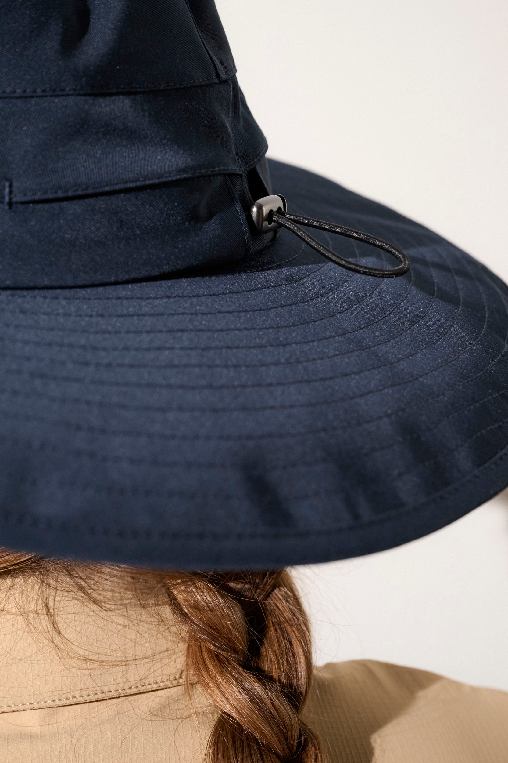 Chapeau anti-UV navy UPF50+ pour femme, léger et confortable, idéal pour les randonnées en plein air.
