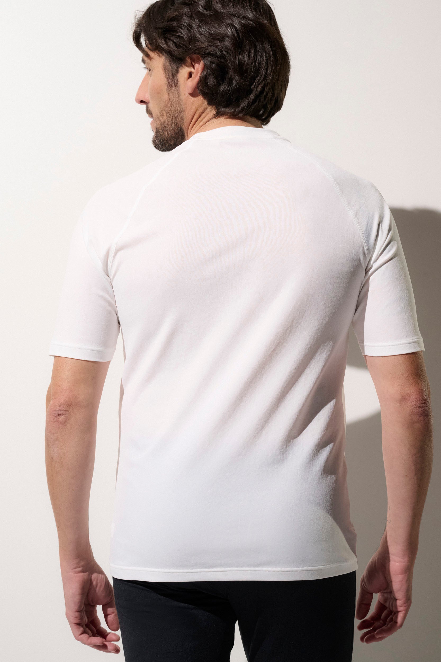 T-shirt de bain anti-UV pour homme, blanc, manches courtes, léger et UPF 50+ pour une protection solaire.