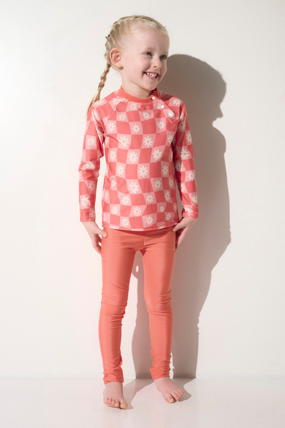 T-shirt de bain anti-UV rose pour enfant avec motifs, manches longues, UPF 50+ pour une protection solaire à la plage.