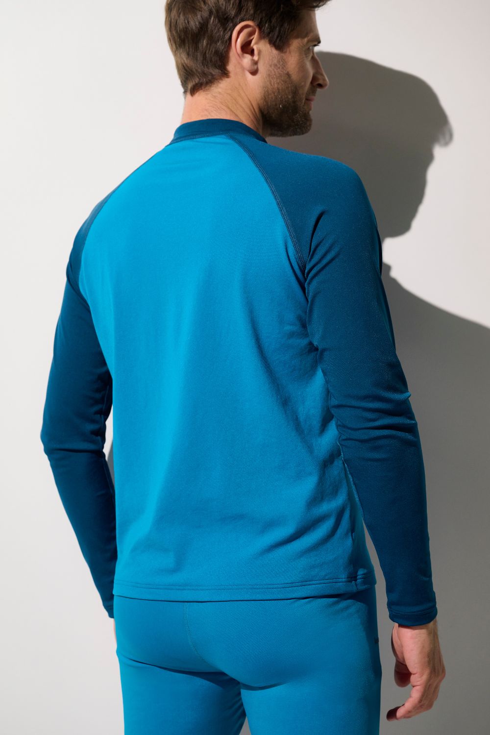 Veste de bain anti-UV - Moorea, homme en lycra bleu respirant, protection solaire UPF 50+ pour activités aquatiques.
