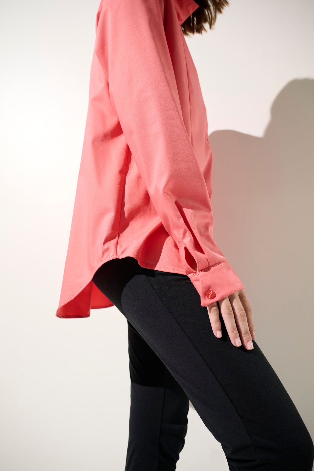 Chemise longue anti-UV - Antibes, femme portant une chemise rose légère et élégante, manches longues, protection solaire UPF 50+.