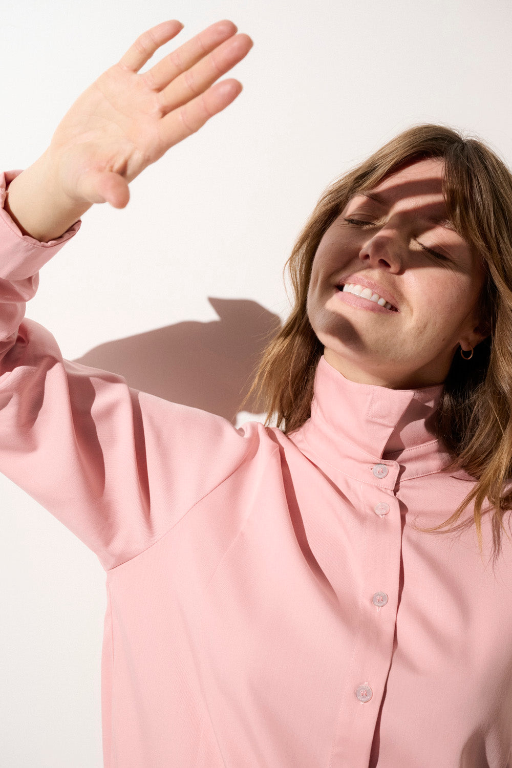 Chemise longue anti-UV rose pour femme, élégante, offrant une protection solaire UPF 50+ et un confort optimal.