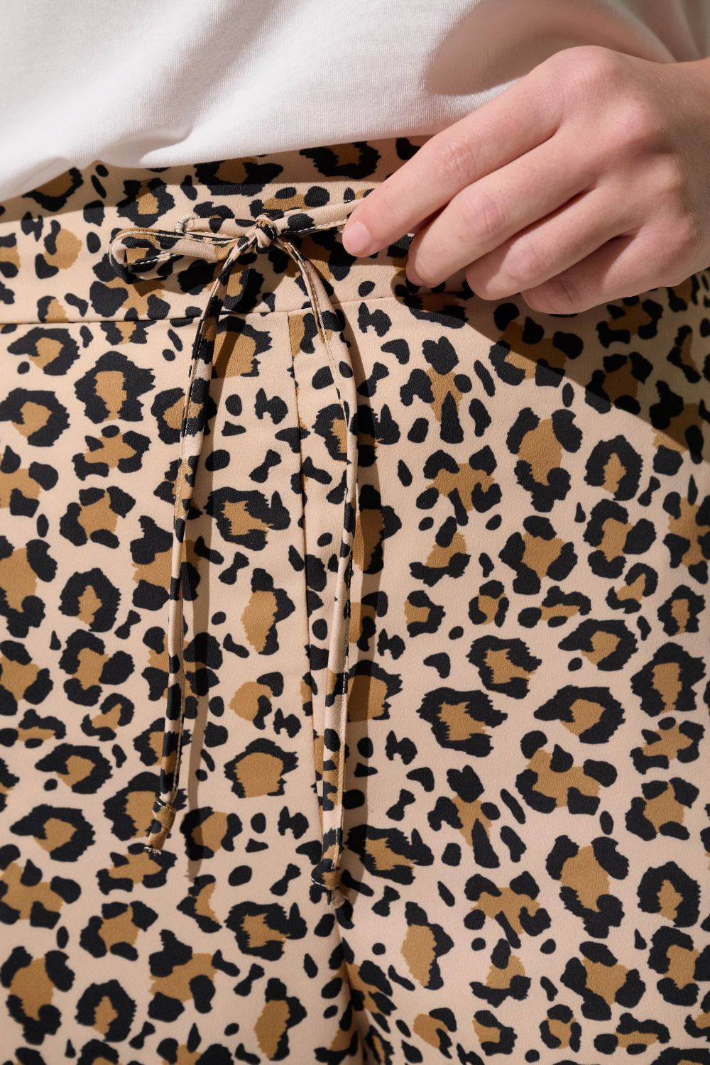 Pantalon anti-UV - Positano à motif léopard, léger et élégant, conçu pour protéger des rayons du soleil.