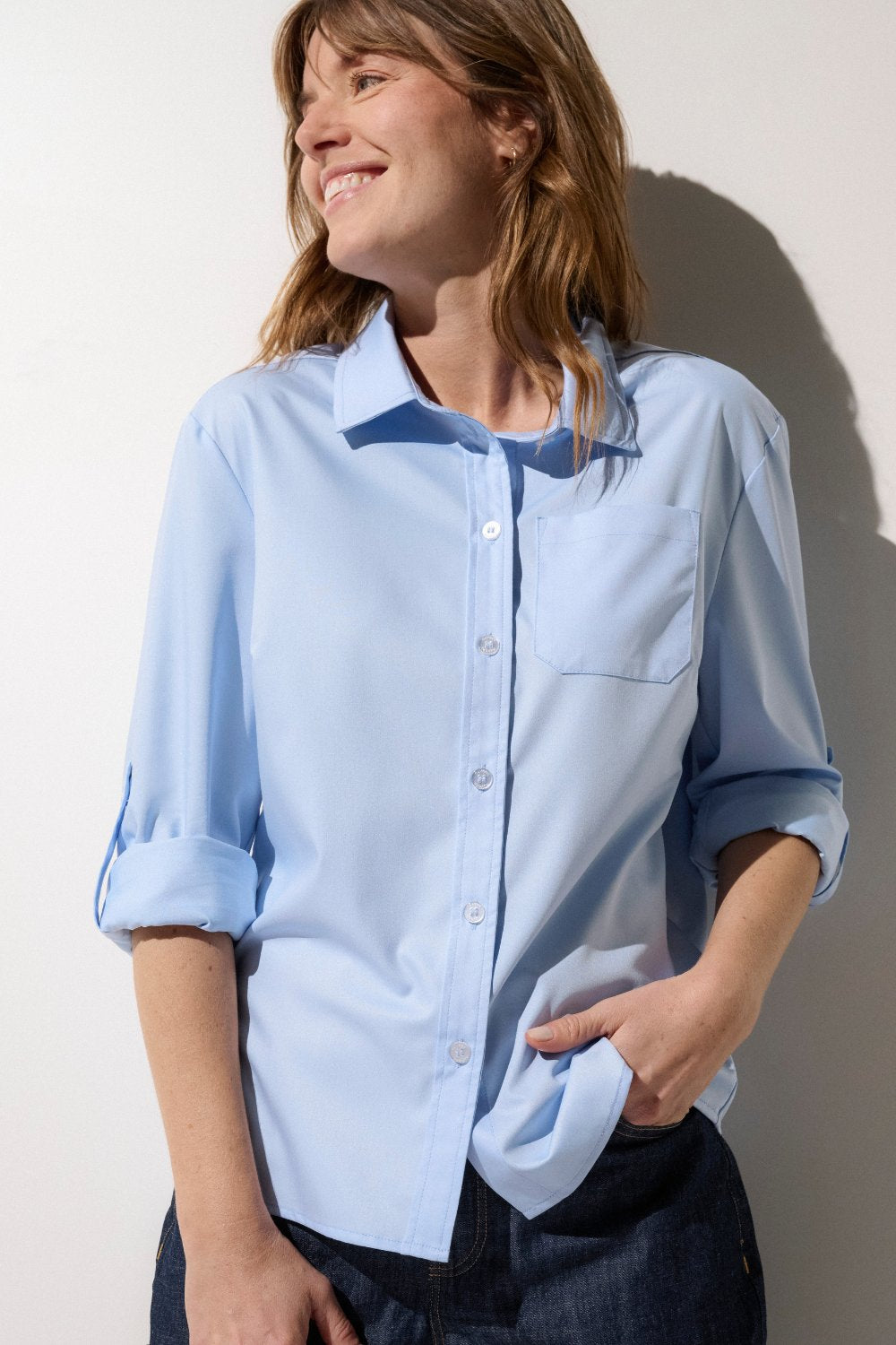 Chemise anti-UV bleue pour femme, légère et respirante, offrant une protection solaire UPF 50+ pour les activités de plein air.