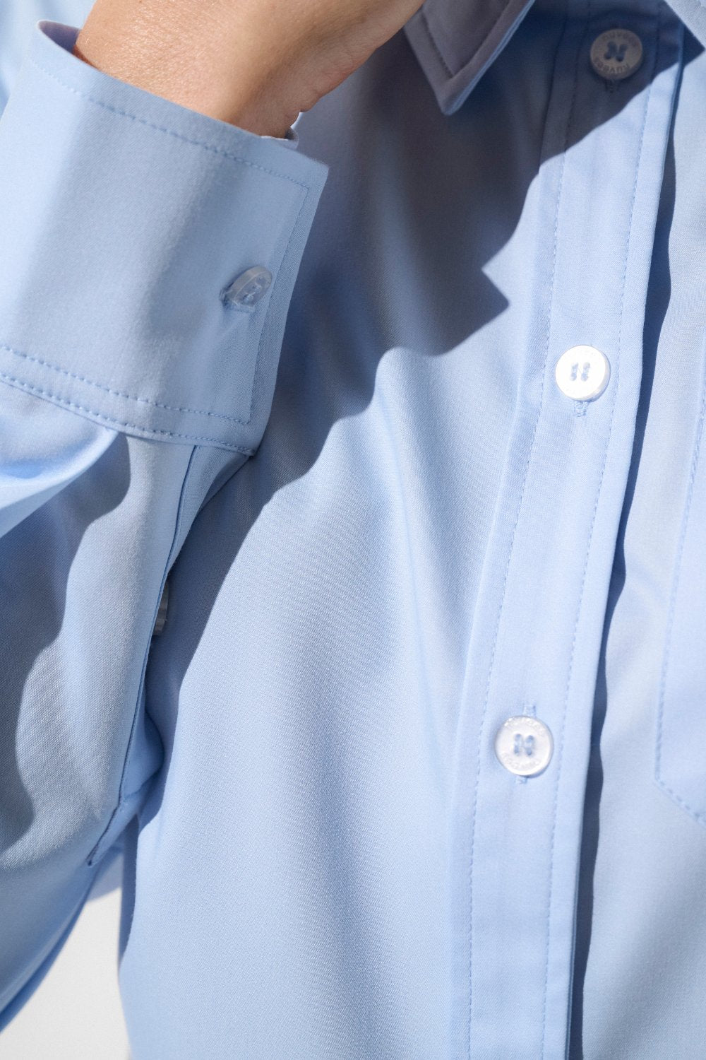 Chemise à manches longues femme Antibes, coloris bleuet ensoleillé, pour les activités extérieures du quotidien.