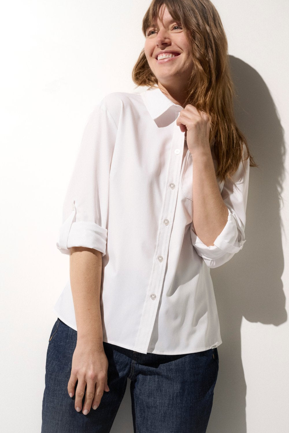 Femme portant une chemise anti-UV certifiée UPF 50+. Idéale pour protéger la peau du soleil au quotidien.