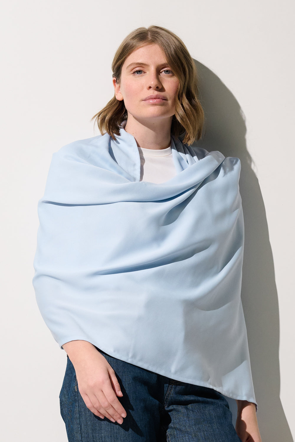 Étole anti-UV - Positano en bleu clair, pour femme, légère et élégante, offrant une protection solaire UPF 50+.