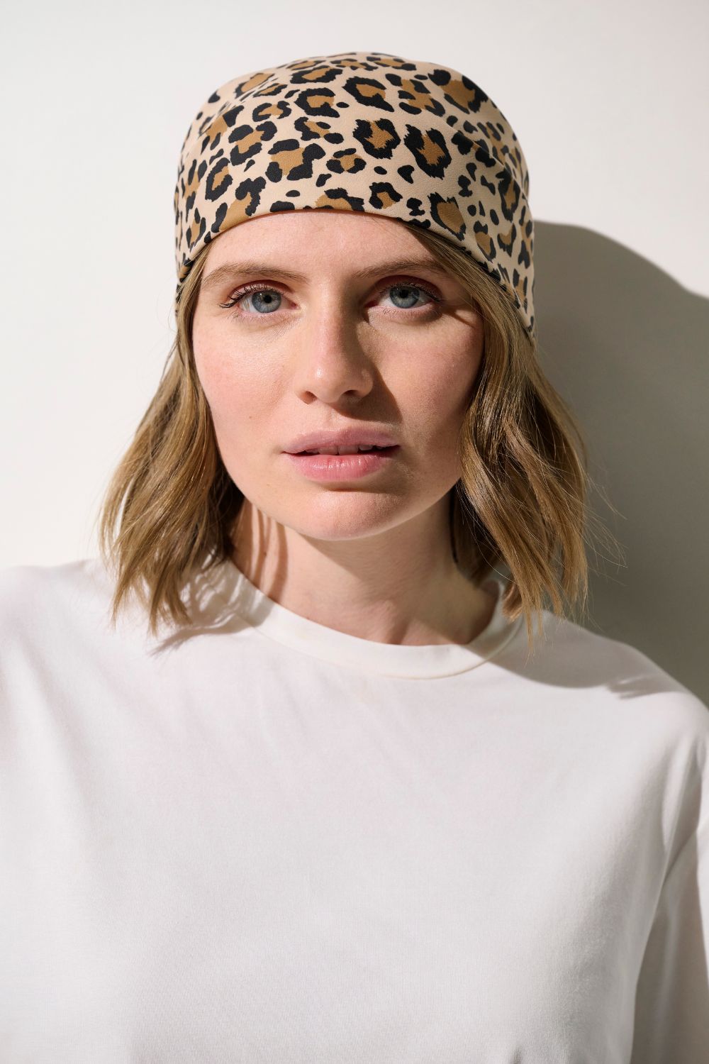 Foulard anti-UV - Positano à imprimé léopard pour femme, élégant et confortable, offrant une protection solaire UPF 50+.