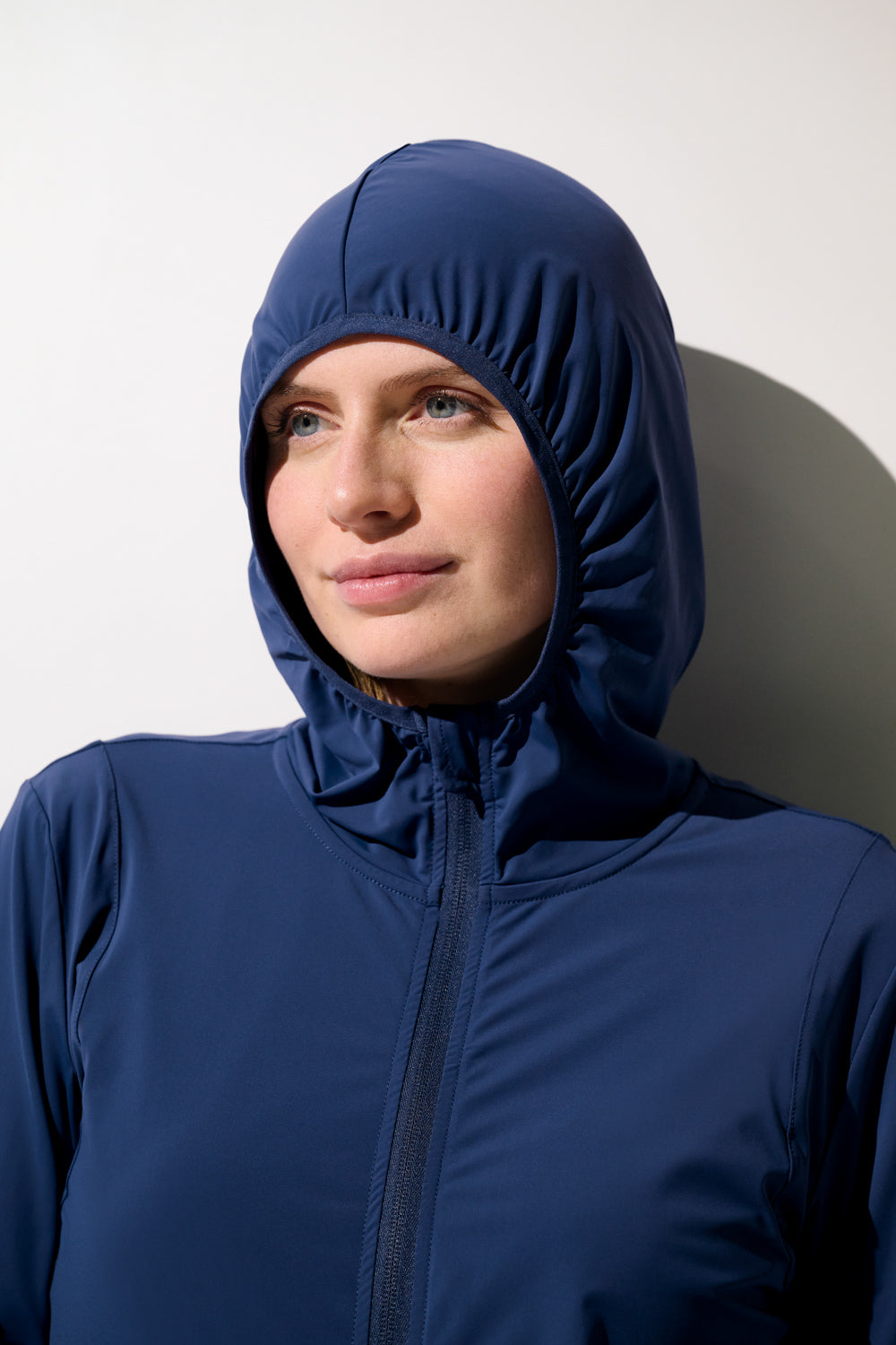 Veste anti-UV - Oasis femme, bleu marine, légère avec capuche, idéale pour protection solaire UPF 50+.