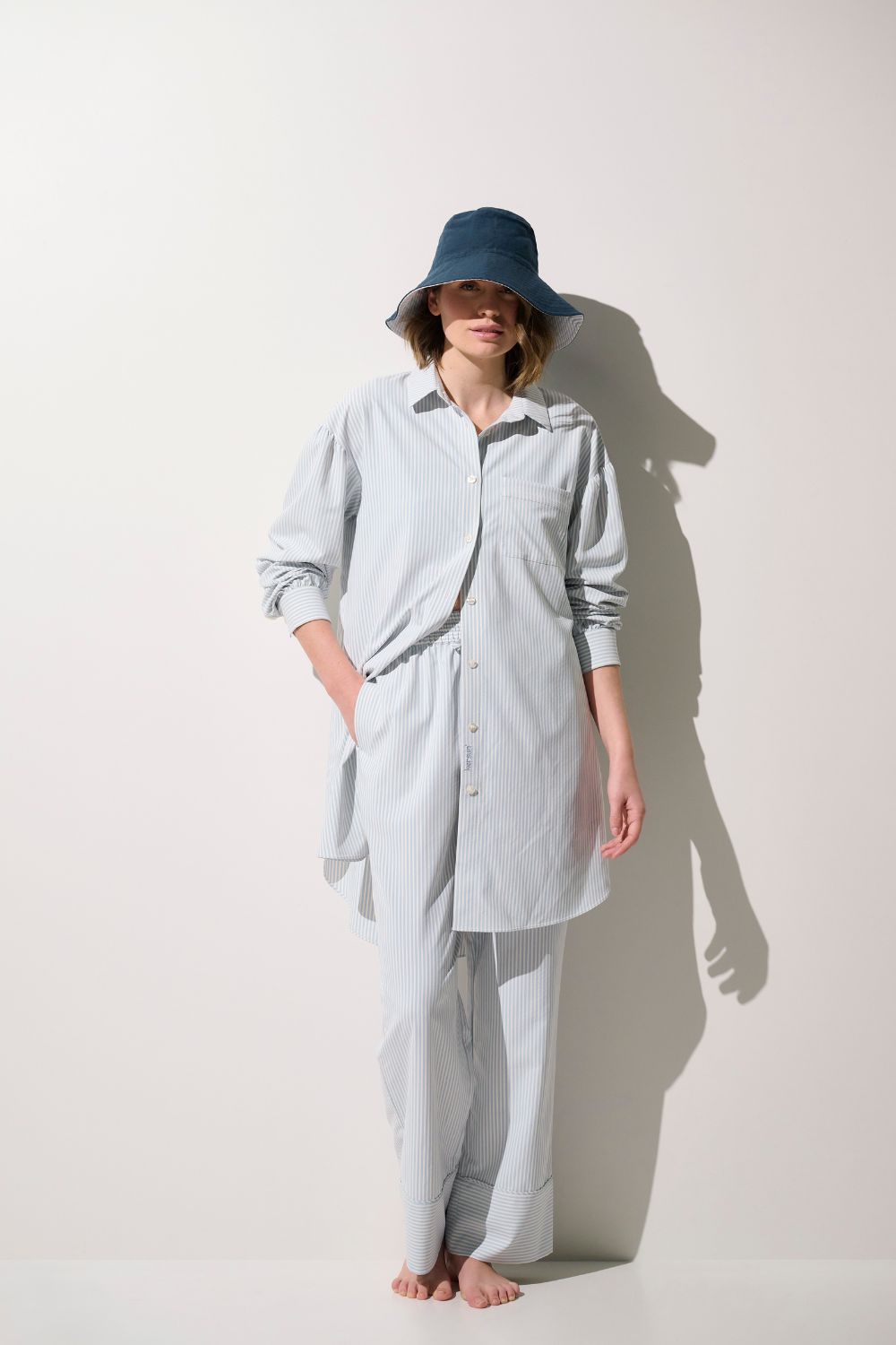 Chemise longue anti-UV - Sylt pour femme, en bleu clair, avec pantalon léger, parfaite pour une journée ensoleillée.