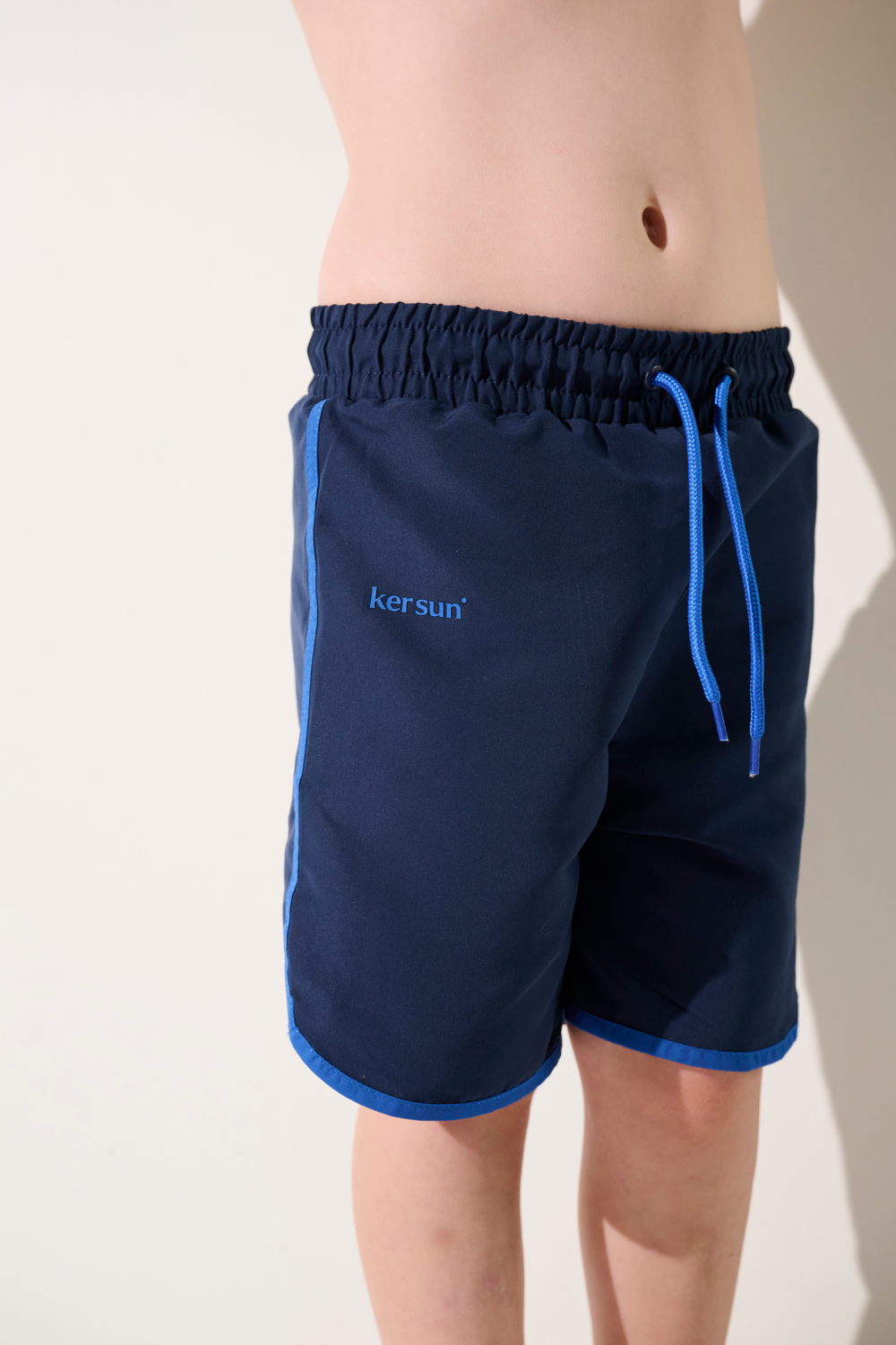 Short de bain anti-UV - Fidji pour garçon, en bleu, confortable, UPF 50+ pour la baignade et sports aquatiques.