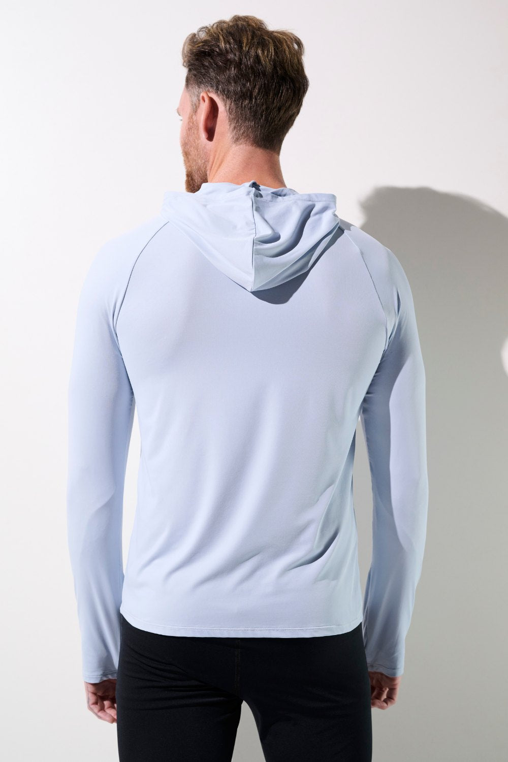 T-shirt anti-UV à capuche bleu clair pour homme, léger et UPF 50+, idéal pour activité en plein air.