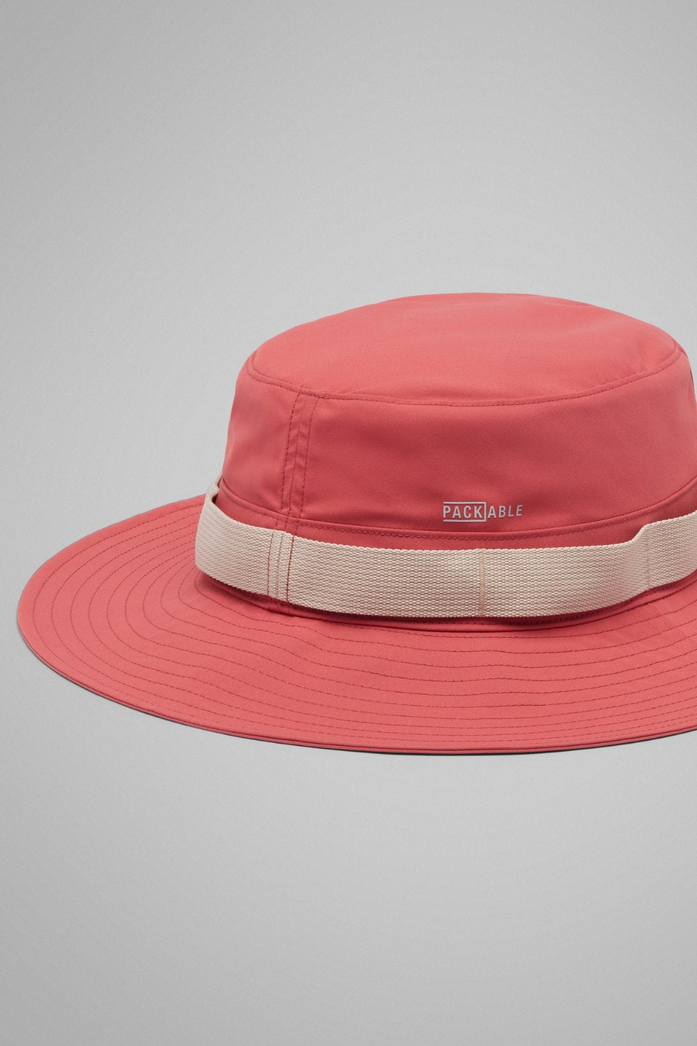 Bob anti-UV packable en couleur corail, léger et respirant, idéal pour la protection solaire UPF 50+.