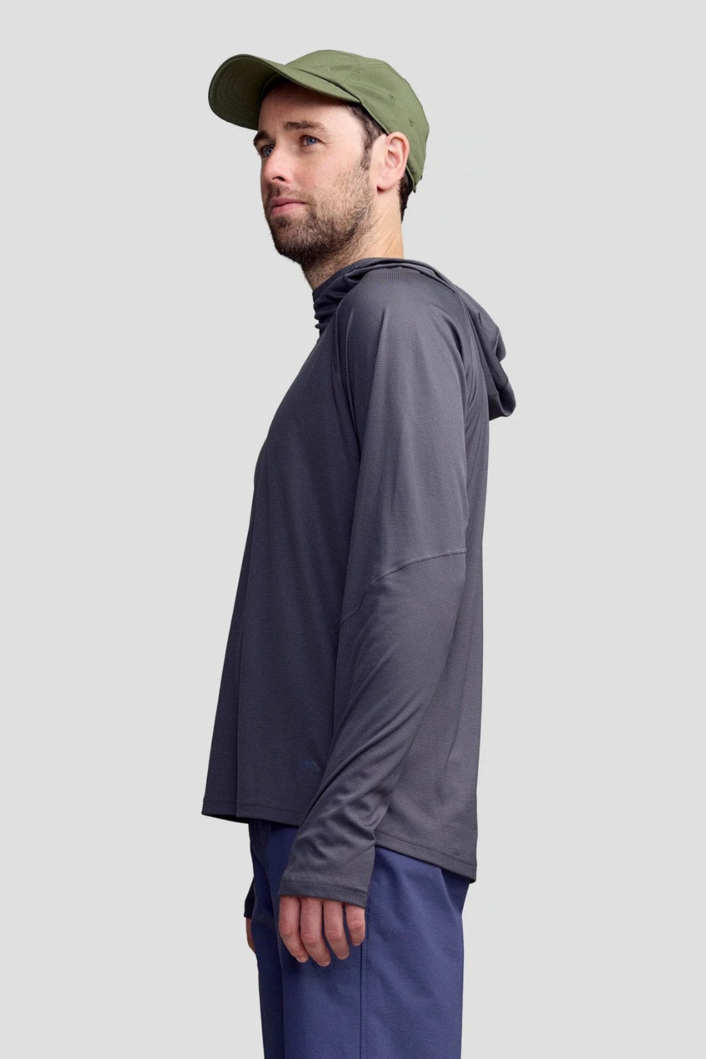 Homme portant un sweat-shirt anti-UV Sun Stopper gris, léger et respirant, idéal pour une protection solaire.