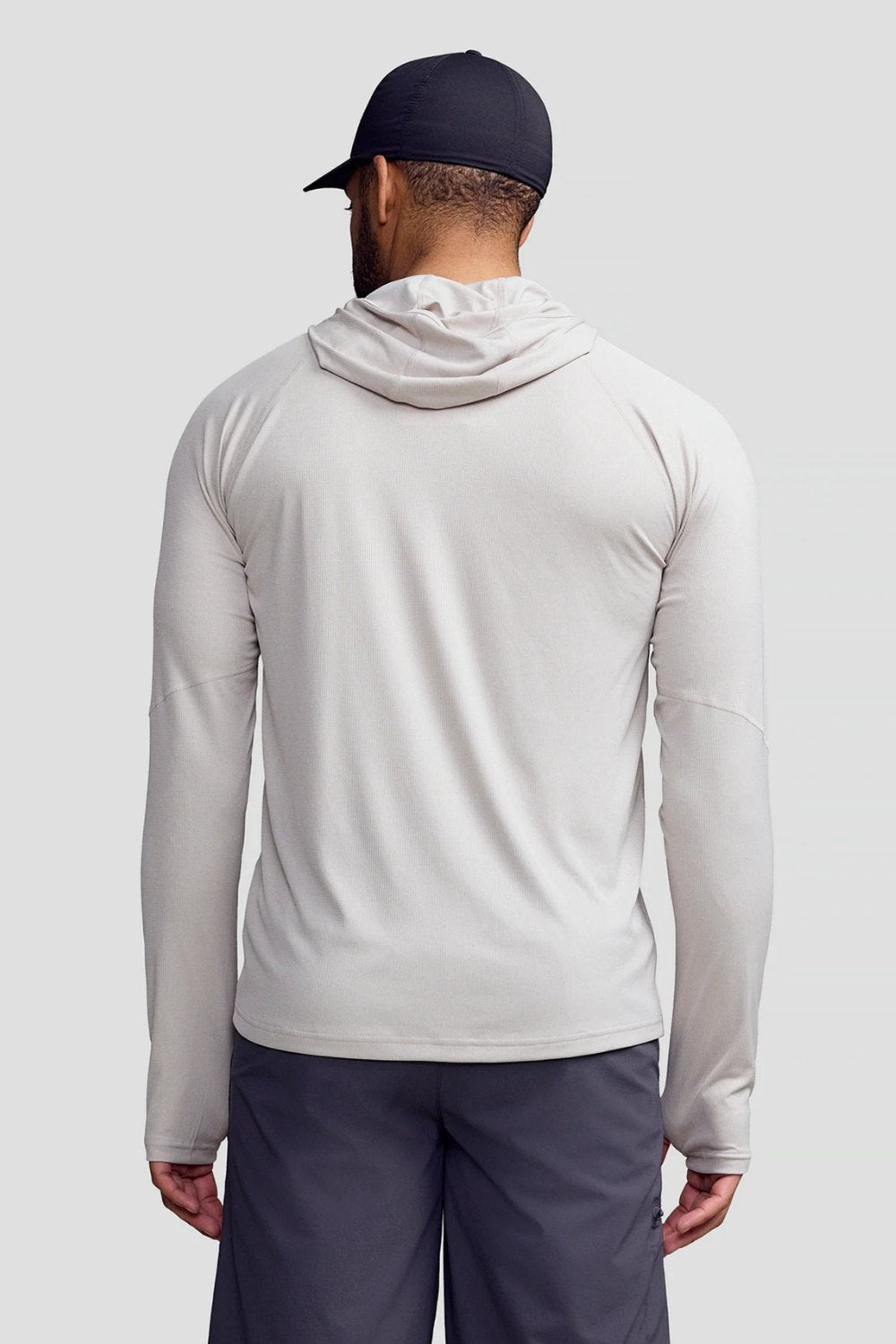 Sweat-shirt anti-UV beige UPF 50+ pour homme, offrant une excellente protection solaire et un tissu léger.