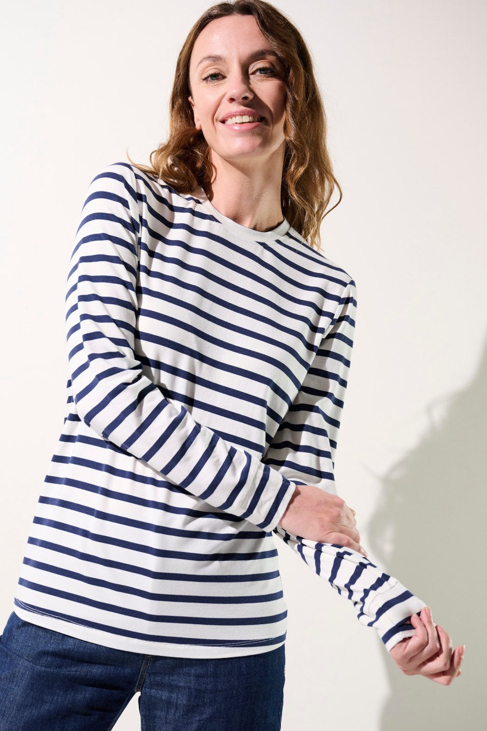 T-shirt anti-UV rayé pour femme, léger et confortable, UPF 50+, parfait pour une protection solaire au quotidien.