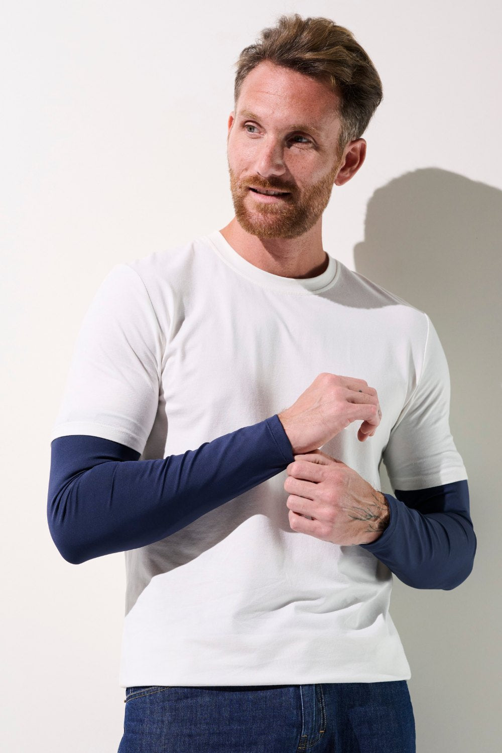 Homme portant des manches anti-UV Gobi, tissu léger et UPF 50+, idéal pour la protection solaire en extérieur.