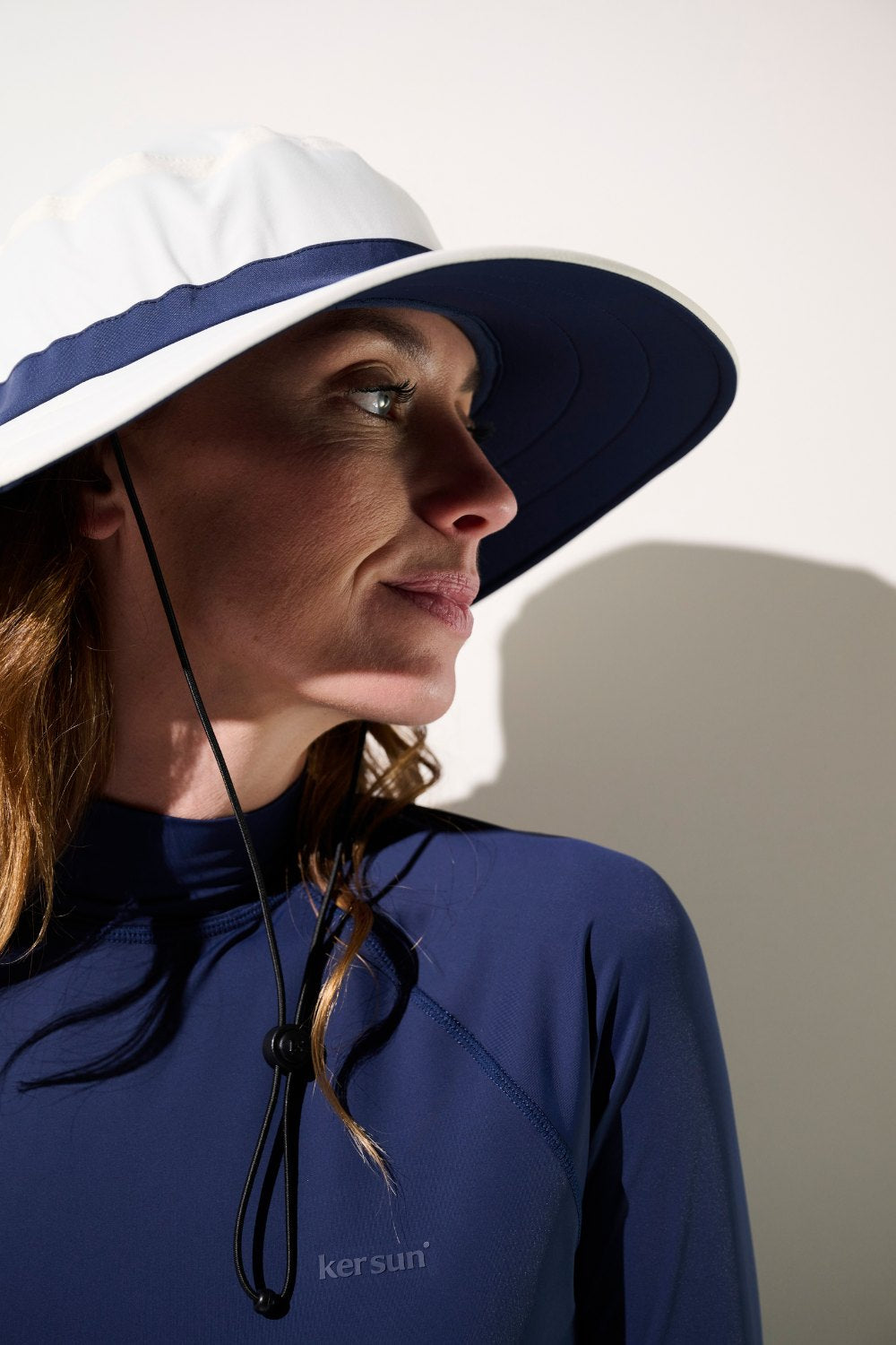 Chapeau de bain anti-UV Galápagos Ker Sun, léger et élégant, porté par une femme pour la protection solaire.