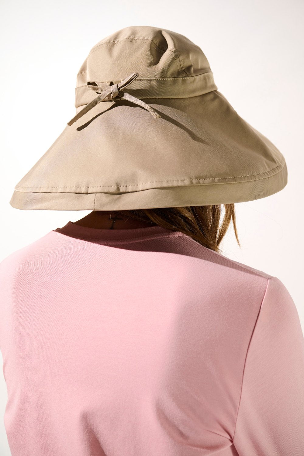 Chapeau anti-UV - Faro pour femme, large bord et léger, idéal pour une protection solaire lors des activités extérieures.