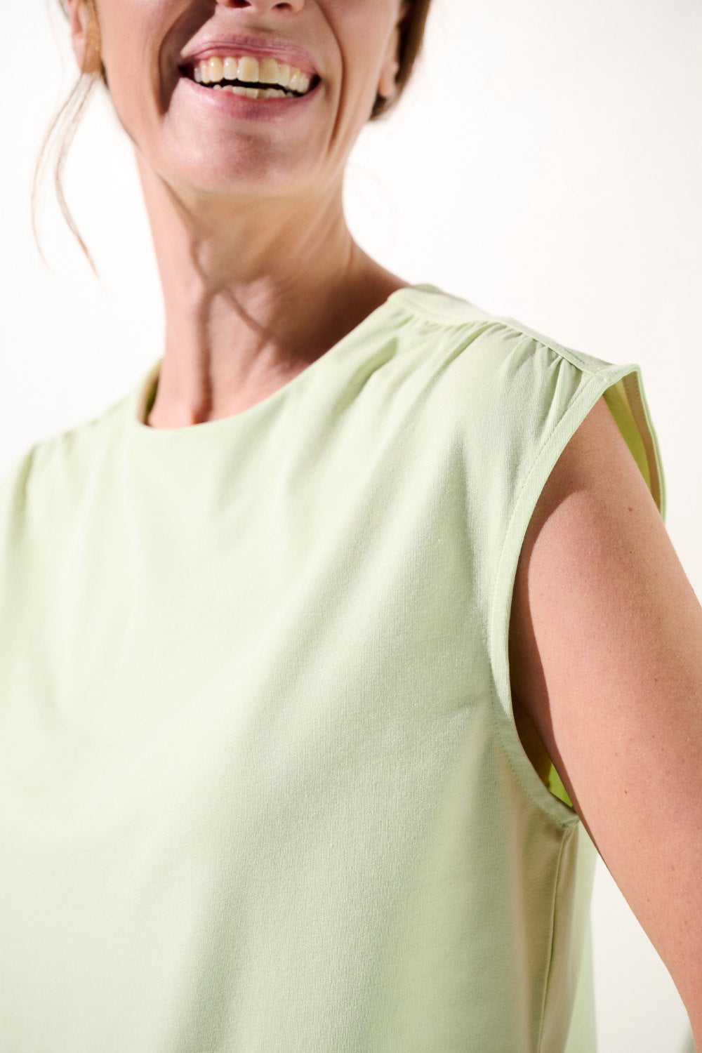 Débardeur anti-UV - Antibes vert clair pour femme, élégant et élégant, offrant une protection solaire UPF 50+.