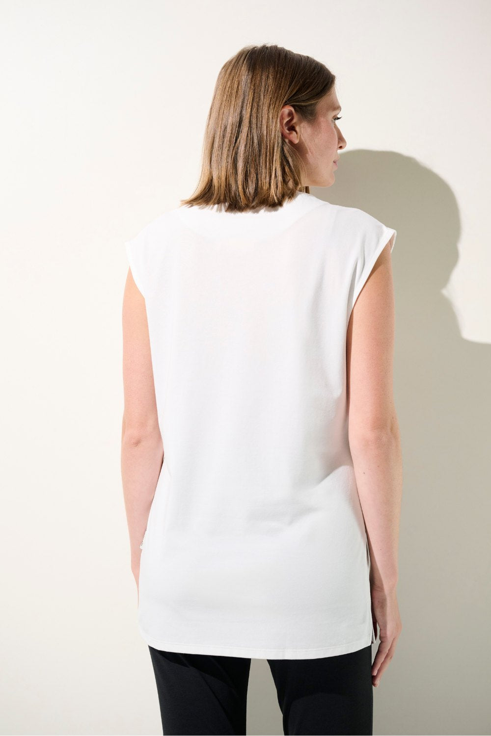 Débardeur anti-UV blanc pour femme, élégant et léger, offrant une protection solaire UPF 50+.
