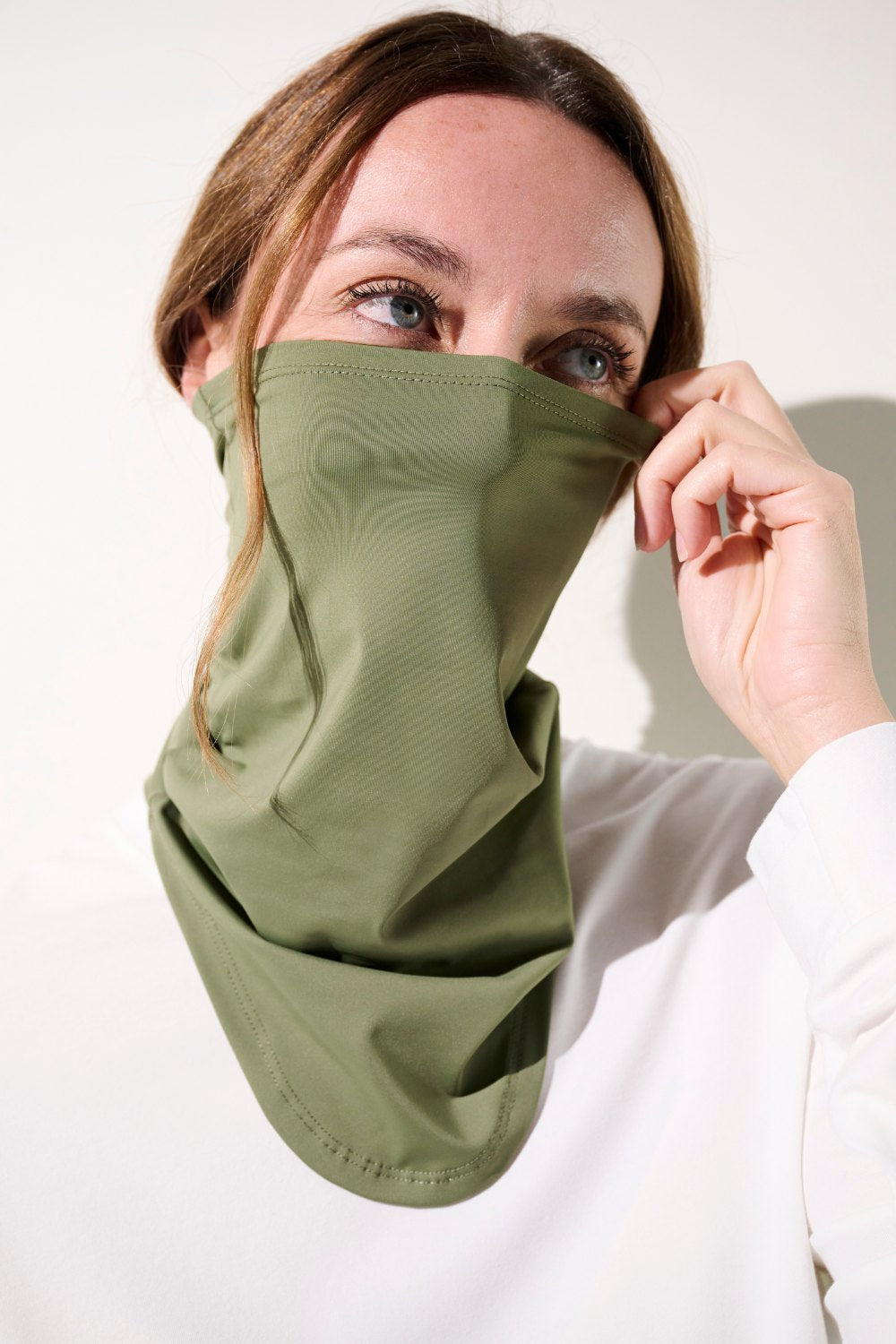 Tour de cou anti-UV Boston en vert pour femme, léger et protecteur avec UPF 50+, parfait pour activités sportives.
