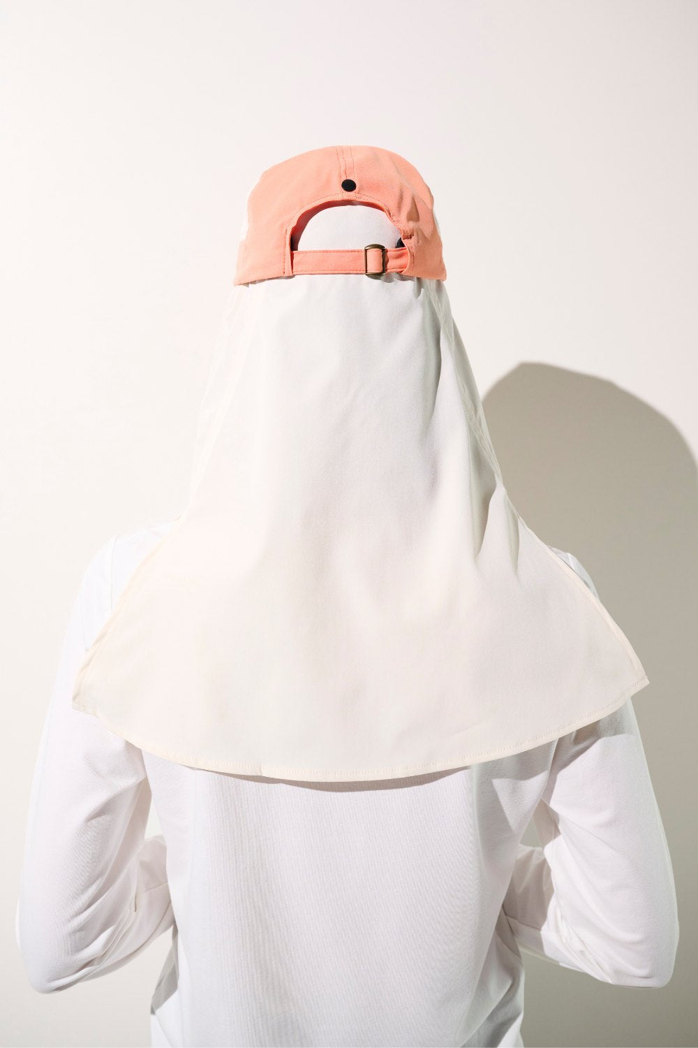 Casquette anti-UV femme certifiée UPF 50+ avec panneau de protection solaire sur les côtés et à l'arrière.