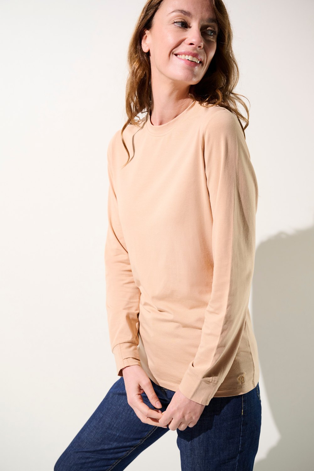 T-shirt anti-UV Saint-Malo beige pour femme, manches longues, léger et doux, idéal pour des activités extérieures.