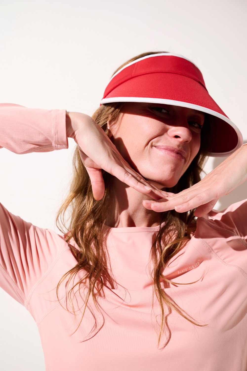 Visière anti-UV Augusta rouge pour femme, protection solaire UPF 50+, idéale pour activités sportives en extérieur.