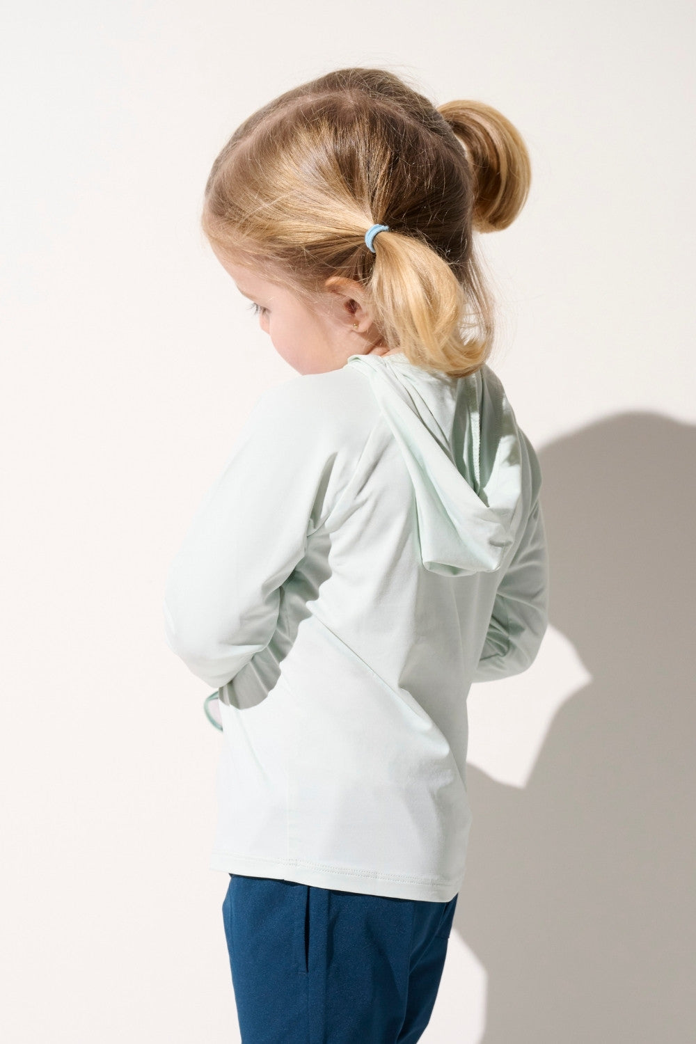 T-shirt anti-UV à capuche Oasis, vert clair, manches longues pour enfant, coupe légère et respirante.