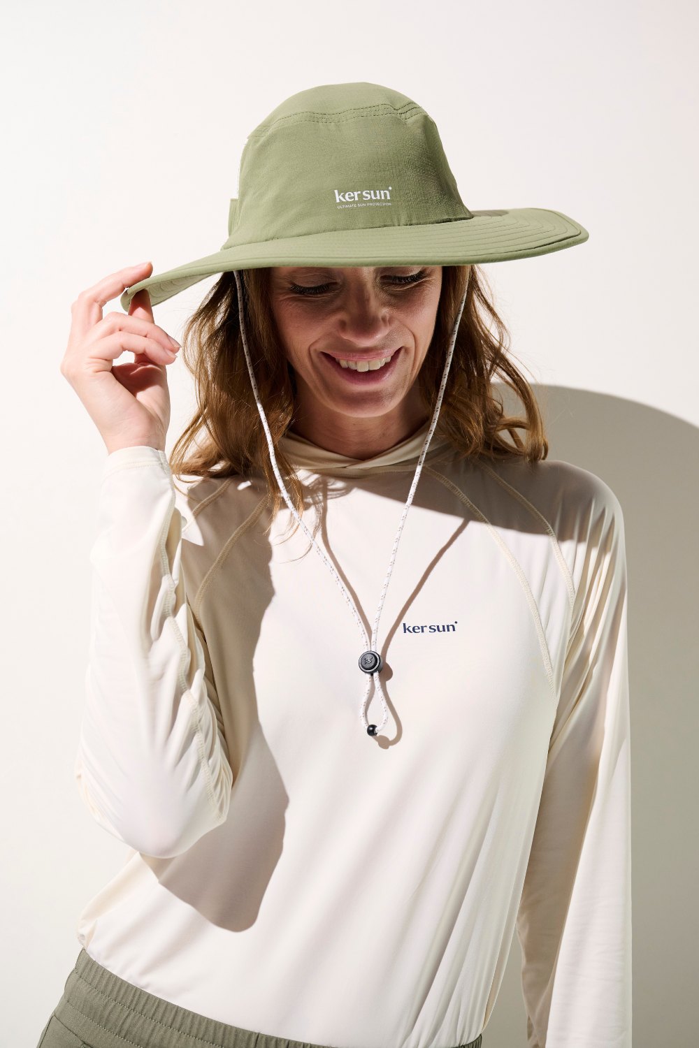 Chapeau anti-UV - Oasis couleur verte, léger et respirant, porté par une femme pour une protection solaire efficace.