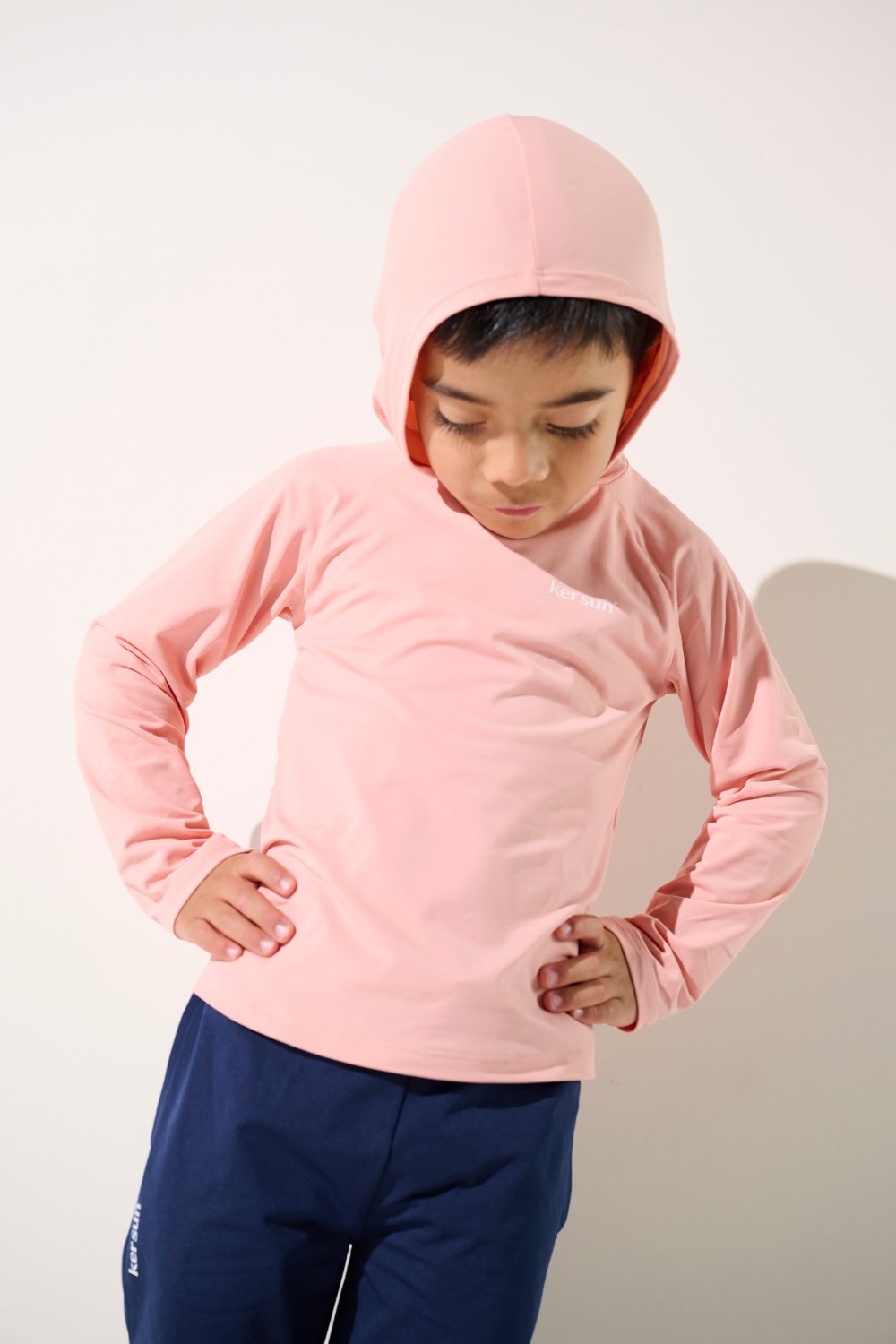 T-shirt anti-UV à capuche pour garçon, en rose, léger et respirant, UPF 50+ pour protection solaire.