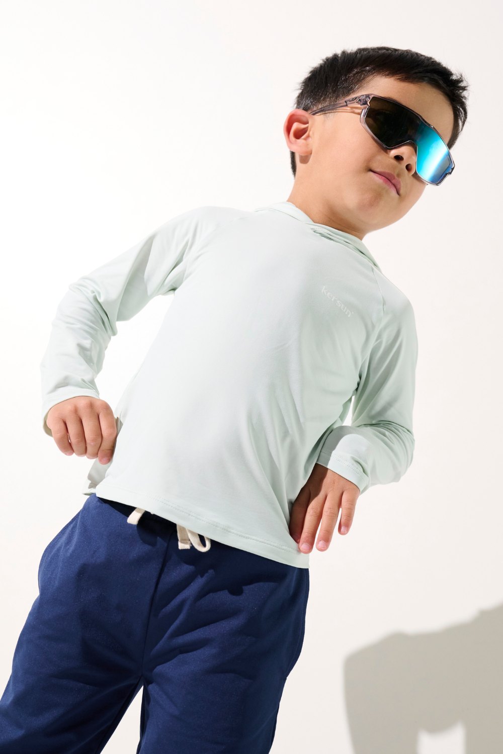 T-shirt anti-UV à capuche - Oasis pour garçon, léger et UPF 50+, parfait pour les jeux au soleil.