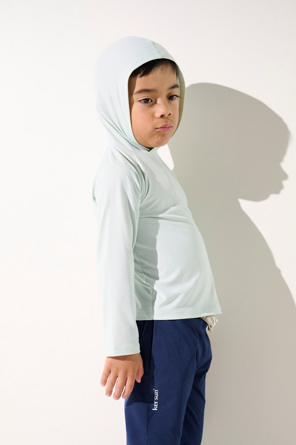T-shirt anti-UV à capuche pour enfant, léger, UPF 50+, idéal pour jouer au soleil.