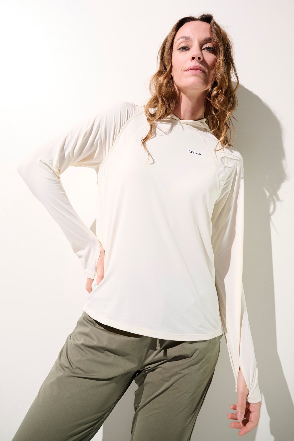 T-shirt anti-UV à capuche - Oasis, blanc, manches longues pour femme, léger et respirant, protection solaire UPF 50+.