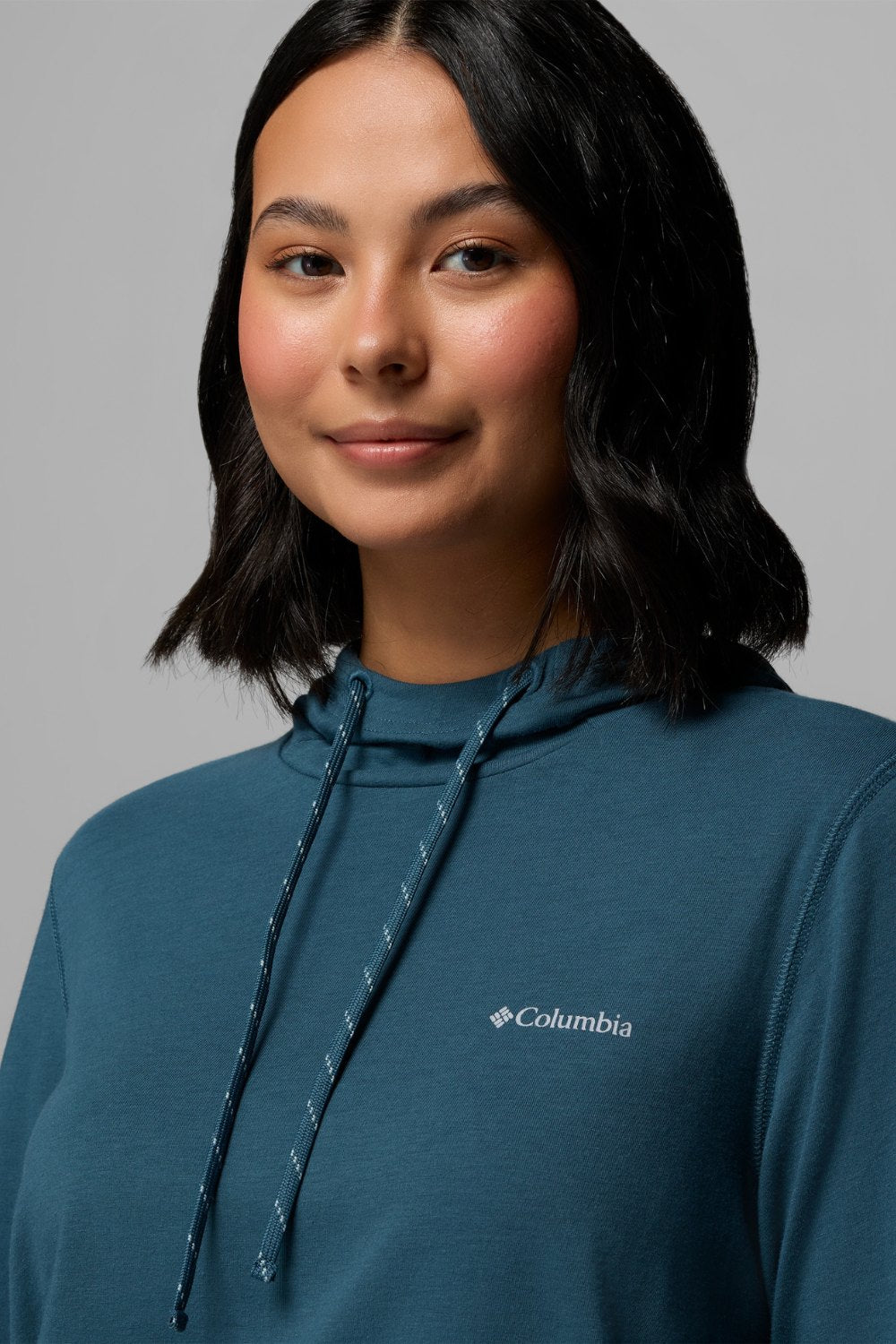 Sweat-shirt anti-UV femme bleu avec capuche et protection solaire UPF 50+, marque Columbia.