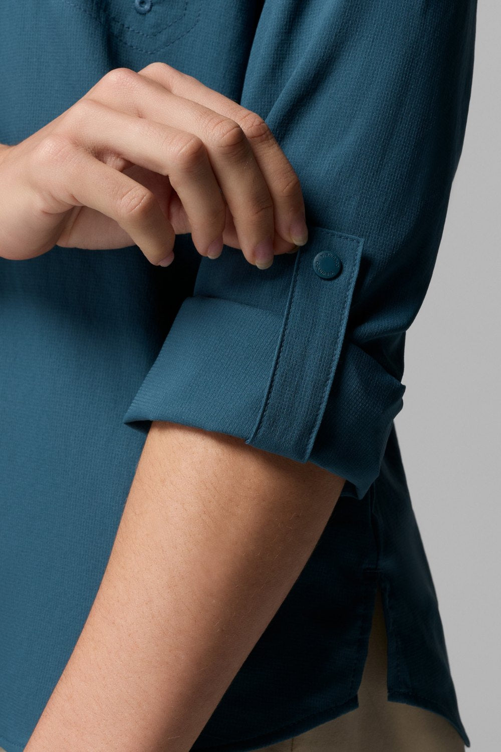 Chemise anti-UV - Silver Ridge Utility II pour femme, détail de la manche roulée, tissu léger et respirant.