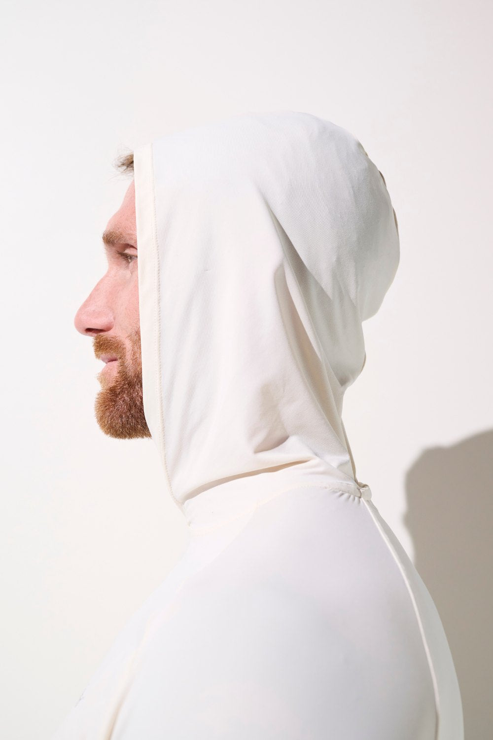 T-shirt anti-UV à capuche - Oasis, couleur blanche, manches longues pour homme, protection solaire UPF 50+.