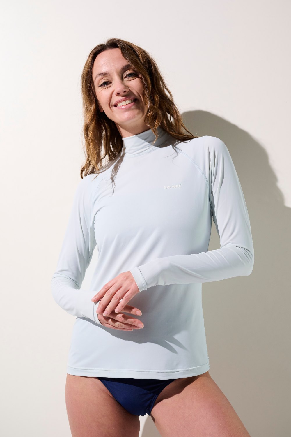 T-shirt de bain anti-UV - Malibu pour femme, manches longues, protection solaire UPF 50+, couleur bleu clair.