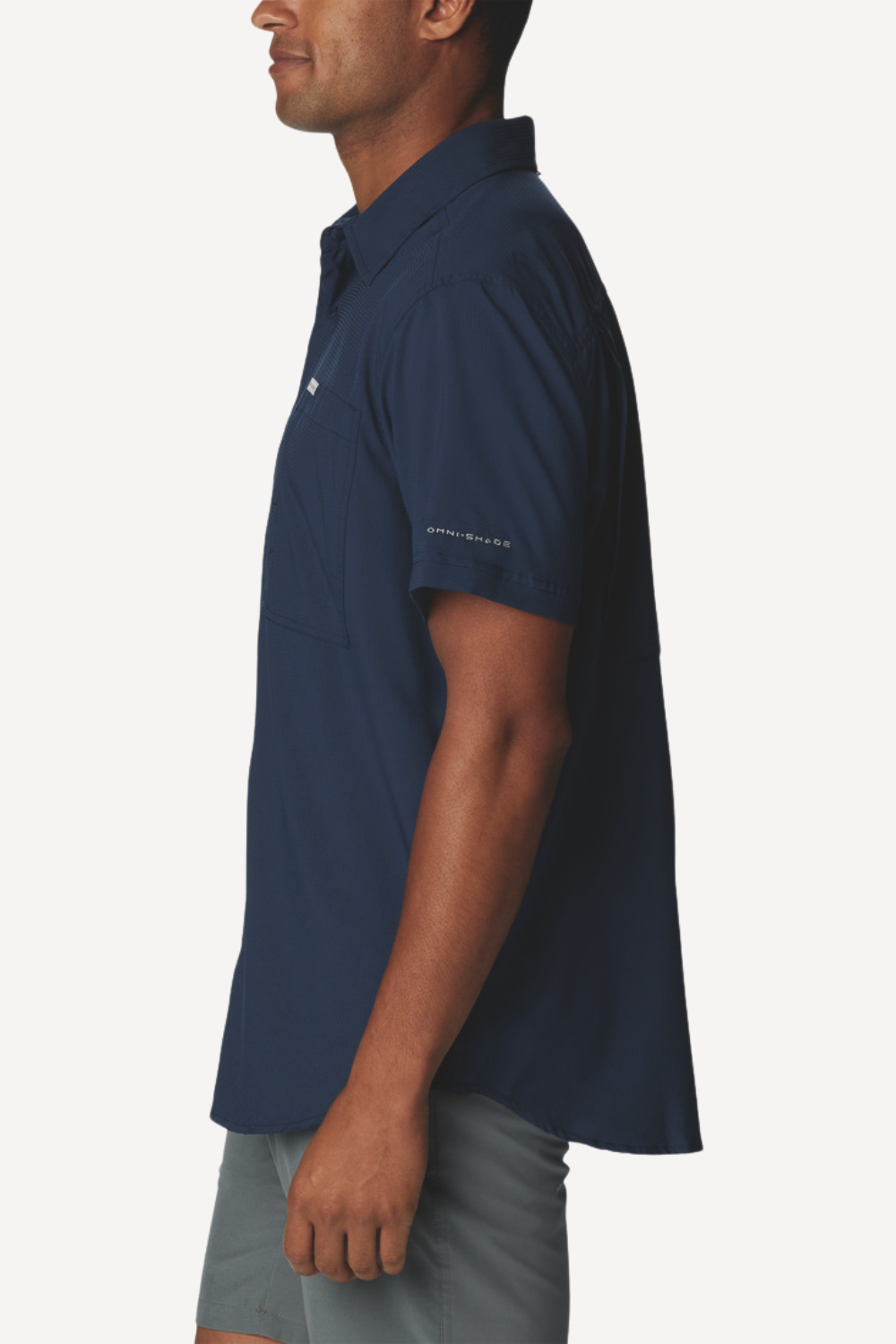 Chemise anti-UV pour homme, coloris bleu marine, légère et respirante, certifiée UPF50+ par Columbia.