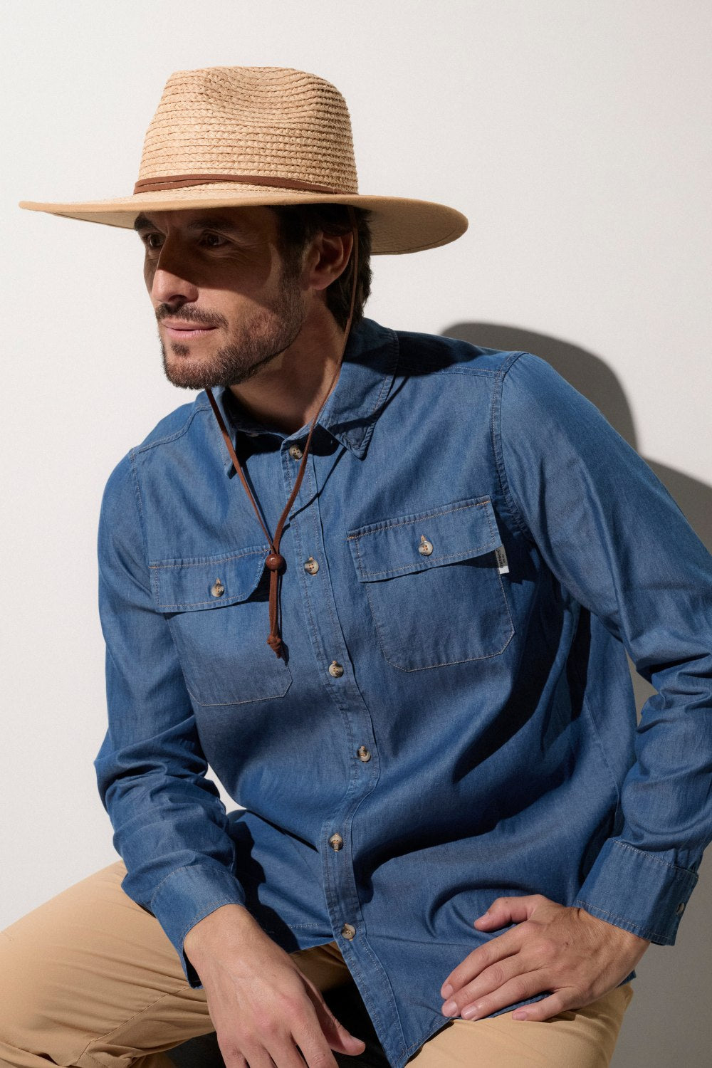 Chemise en jean anti-UV homme, certifiée UPF 50+, élégante et protectrice contre les rayons du soleil.