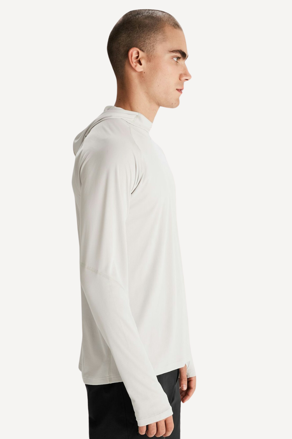 Homme en sweat-shirt anti-UV blanc UPF50+, léger et respirant, parfait pour les activités en plein air.