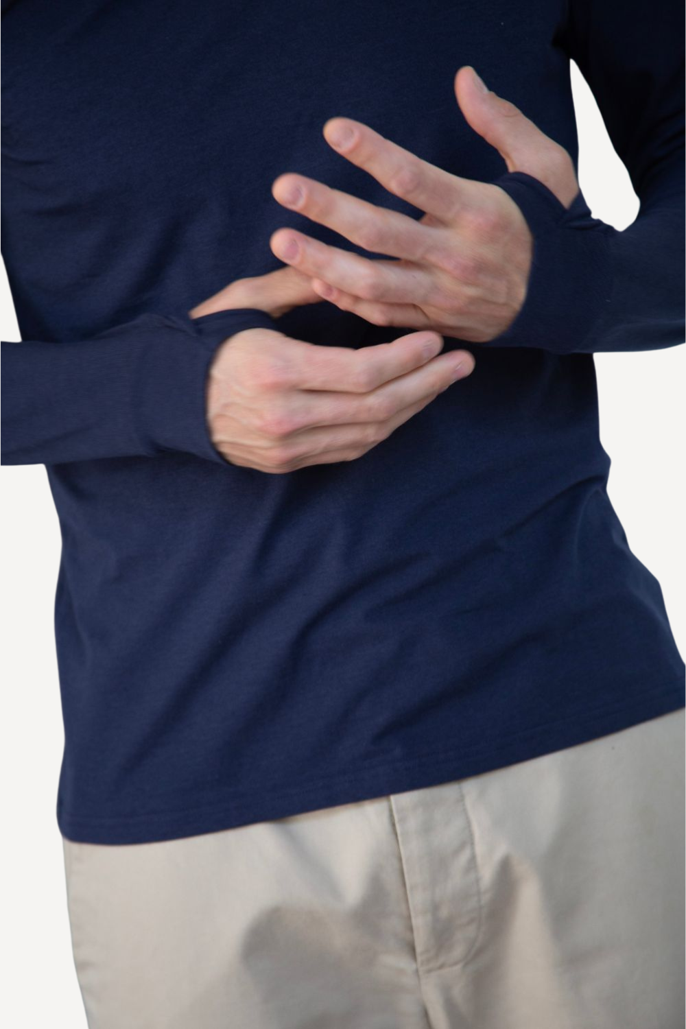 T-shirt anti-UV bleu marine pour homme, léger et UPF 50+, parfait pour les activités extérieures.