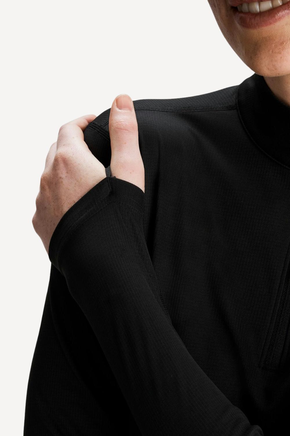 T-shirt anti-UV noir pour femme, léger et respirant, offrant une protection solaire UPF 50+.