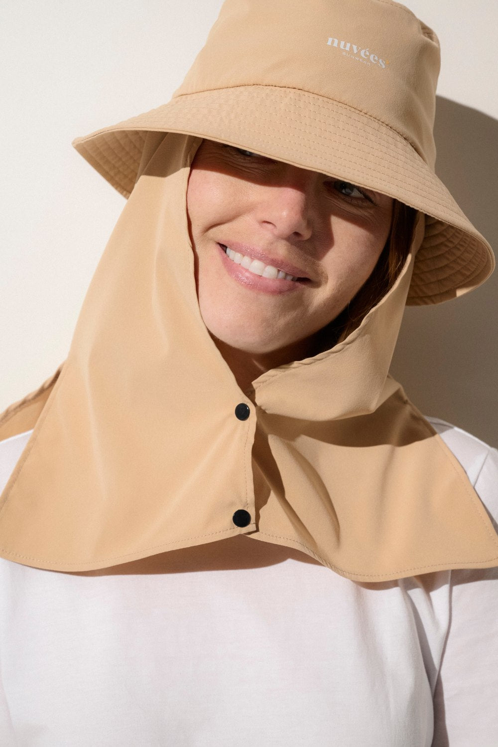 Bob anti-UV beige pour femme, avec protection pour le cou et la nuque, idéal pour les activités en plein air.