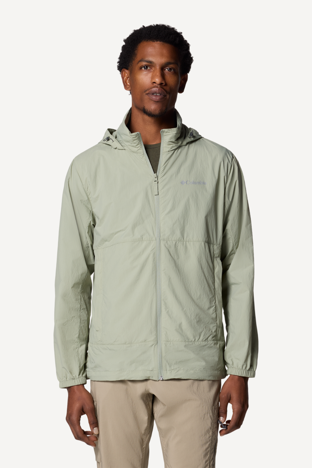 Veste anti-UV vert clair pour homme, légère et respirante, avec protection UPF 50+ pour activités de plein air.